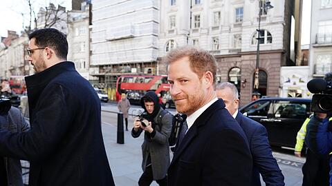 Prinz Harry vor der Anhörung vor dem Royal Courts Of Justice in London.