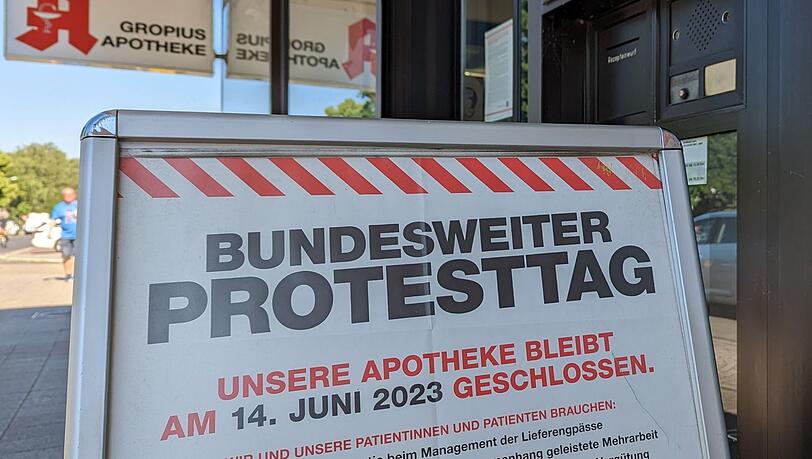 Ein Schild weist auf den Protesttag der Apotheken hin. Ein Schild weist auf den Protesttag der Apotheken hin.