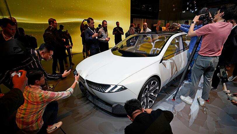Fotografen am Fahrzeug bei der Präsentation des neuen BMW „Neue Klasse“ im Rahmen einer Veranstaltung vor der Auto- und Verkehrsmmesse IAA in München.