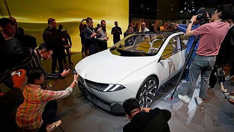 Fotografen am Fahrzeug bei der Präsentation des neuen BMW „Neue Klasse“ im Rahmen einer Veranstaltung vor der Auto- und Verkehrsmmesse IAA in München.