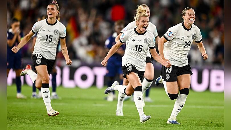 Die DFB-Fußballerinnen feiern nach dem Viertelfinalsieg gegen Frankreich. Am 23. Juli treten sie ab 21 Uhr im Halbfinale gegen Spanien an.