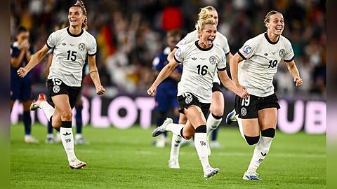 Die DFB-Fußballerinnen feiern nach dem Viertelfinalsieg gegen Frankreich. Am 23. Juli treten sie ab 21 Uhr im Halbfinale gegen Spanien an.