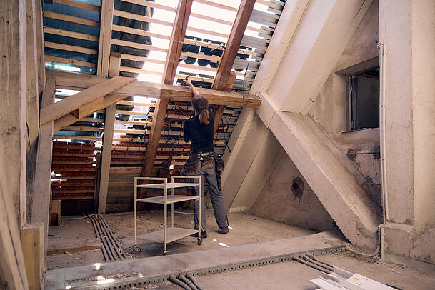 Im Inneren müssen die PV-Elemente angeschlossen und verkabelt werden.