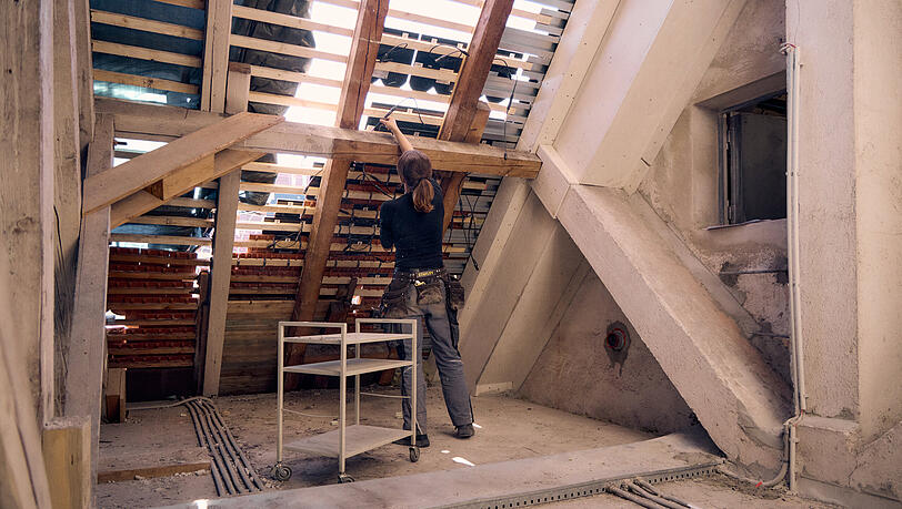 Im Inneren müssen die PV-Elemente angeschlossen und verkabelt werden. Im Inneren müssen die PV-Elemente angeschlossen und verkabelt werden.