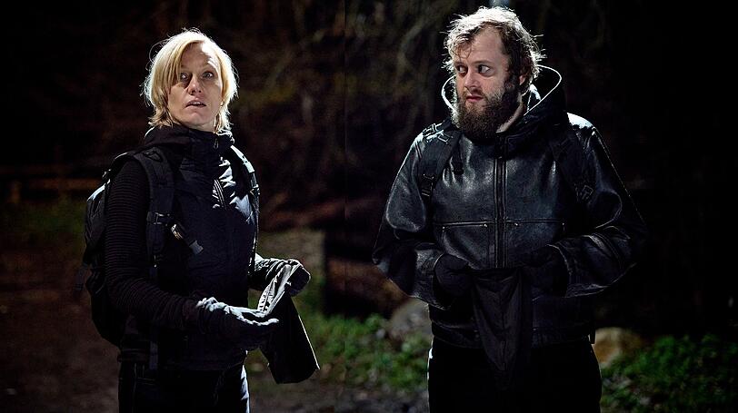Nele Storm (Lana Cooper) und Jan Krüger (Tosja Merlin Kruppa) brechen zu Beginn des neuen Falls in die Villa der Spiekermanns ein. Mehrfach versichert sich Jan bei Nele, dass das Ehepaar auch wirklich nicht zu Hause ist. Wenig später werden er und Malte Spiekermann dort niedergeschossen. Nele Storm (Lana Cooper) und Jan Krüger (Tosja Merlin Kruppa) brechen zu Beginn des neuen Falls in die Villa der Spiekermanns ein. Mehrfach versichert sich Jan bei Nele, dass das Ehepaar auch wirklich nicht zu Hause ist. Wenig später werden er und Malte Spiekermann dort niedergeschossen.