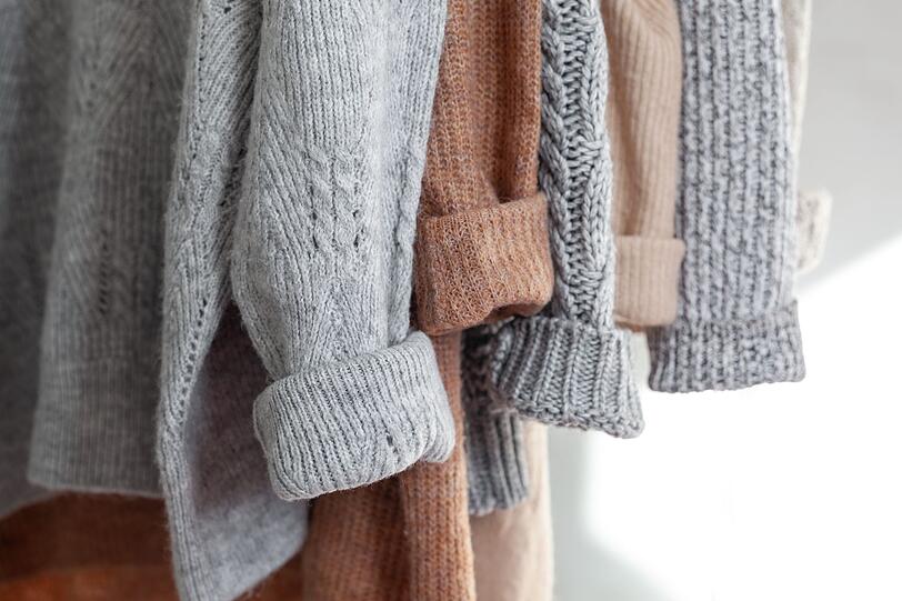 Wolle ist nicht gleich Wolle. Anspruchsvoll sind zwar die meisten Wollarten beim Waschen, dennoch gibt es Unterschiede bei den Pflegeansprüchen von Merino-, Schaf-, Alpaka- oder Kaschmirwolle. Auch in Aussehen, Haptik und Preis variieren die verschiedenen Wollarten. Daher sollten Sie bei der Reinigung die verschiedenen Bedürfnisse unterschiedlicher Wollarten beachten. Wolle ist nicht gleich Wolle. Anspruchsvoll sind zwar die meisten Wollarten beim Waschen, dennoch gibt es Unterschiede bei den Pflegeansprüchen von Merino-, Schaf-, Alpaka- oder Kaschmirwolle. Auch in Aussehen, Haptik und Preis variieren die verschiedenen Wollarten. Daher sollten Sie bei der Reinigung die verschiedenen Bedürfnisse unterschiedlicher Wollarten beachten.
