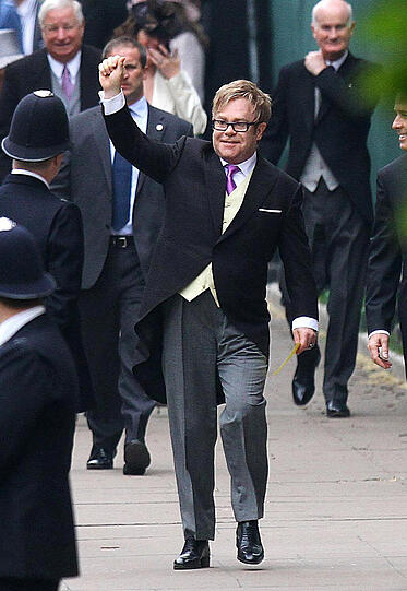 Die ersten Gäste kommen an der Westminster Abbey an: Elton John