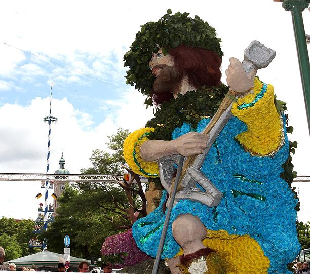 Der Gärtnerjahrtag geht auf ein Gelübde nach der Pestzeit im 17. Jahrhundert zurück. Bis heute wird es bei der heiligen Gertrud von Nivelles, der Schutzpatronin der Gärtner abgelegt. Das Gärtnerfest gehört mit Metzgersprung und Schäfflertanz zu den ältesten Brauchtümern der Stadt München.