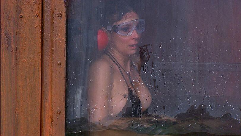 laudelle Deckert muss im "Großen Finale" zu ihrer letzten Dschungelprüfung. Aus zwei Wassertanks mit allerlei Getier soll sie fünf Sterne holen. Im Bekini und mit einer Taucherbrille ausgestattet tritt sie die Prüfung an.