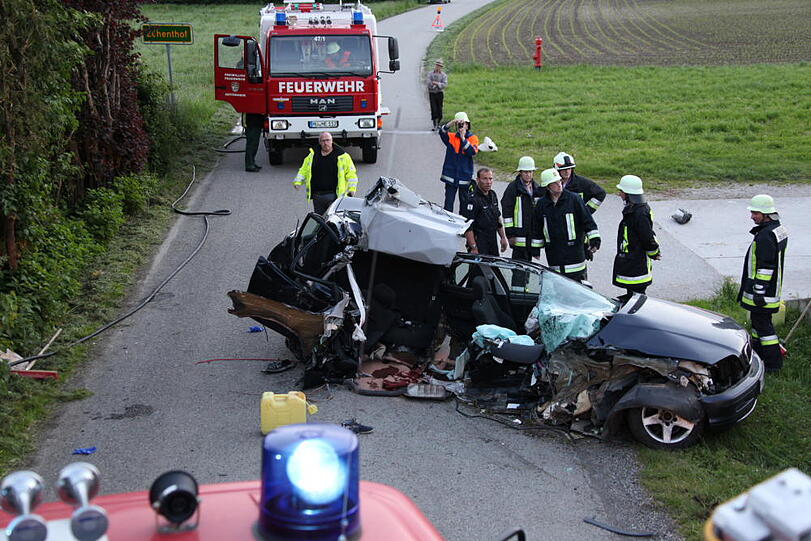 Unfall mit tödlichem Ausgang im Landkreis Mühldorf. Die Bilder vom Horror-Crash.