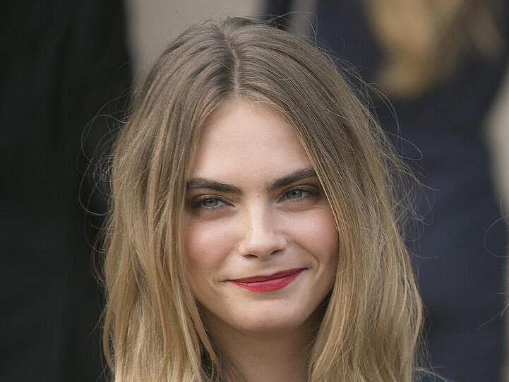 Cara Delevingne hat sehr markante Augenbrauen