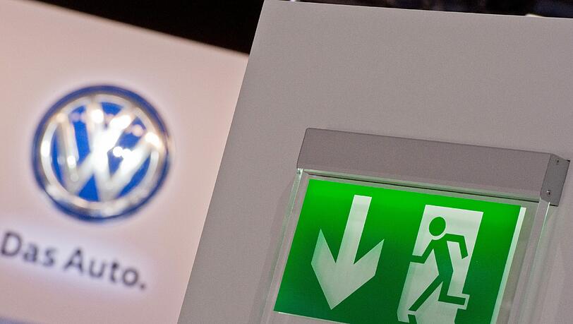 Der Abgas-Skandal beutelt VW. der Autokonzern verliert 2,3 Prozent an Marktwert im Vergleich zum Vorjahr. Der Abgas-Skandal beutelt VW. der Autokonzern verliert 2,3 Prozent an Marktwert im Vergleich zum Vorjahr.