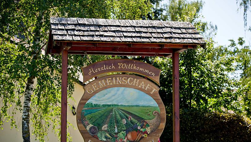 Blick auf ein Holzschild, das den Besucher in Klosterzimmern bei Deiningen im Nördlinger Ries begrüßt. Dort lebte die Glaubensgemeinschaft der "Zwölf Stämme". Blick auf ein Holzschild, das den Besucher in Klosterzimmern bei Deiningen im Nördlinger Ries begrüßt. Dort lebte die Glaubensgemeinschaft der "Zwölf Stämme".