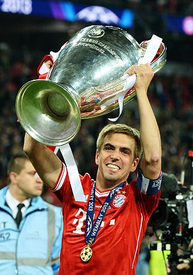 Sein schönster Sieg: Der Triumph von Wembley am 25. Mai 2013 gegen Borussia Dortmund (2:1) &ndash; als Kapitän bekommt Lahm den Pott. &bdquo;Ein unglaubliches Gefühl, der Druck war enorm hoch, so etwas hatte ich noch nie zuvor gespürt.&ldquo;