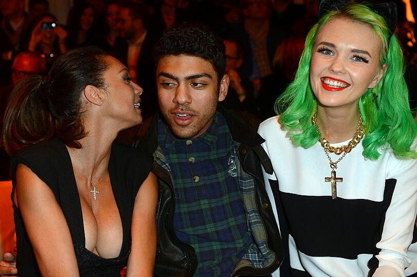 Promis auf der Fashion Week in Berlin. Noah Becker ohne seinen Vater Boris, dafür aber mit  seiner Stiefmutter Lily Becker und Bonny Strange.