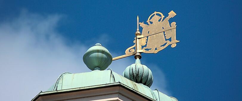 Auf dem Müllerschen Volksbad ist eine Wetterfahne, in die das Münchner Kindl fein eingearbeitet ist.
