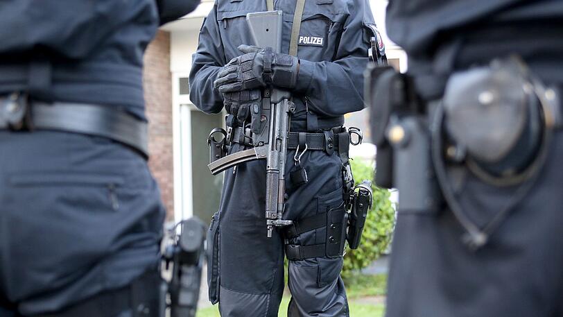 Polizisten stehen in Erkrath (Nordrhein-Westfalen) vor der Wohnung eines Mitgliedes der Hells Angels