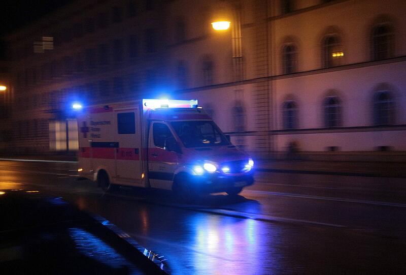 Die Fußgängerin wurde schwer verletzt, der Mercedes-Fahrer erfasste sie frontal.