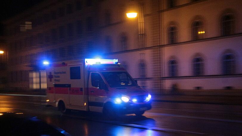 Die Fußgängerin wurde schwer verletzt, der Mercedes-Fahrer erfasste sie frontal. Die Fußgängerin wurde schwer verletzt, der Mercedes-Fahrer erfasste sie frontal.