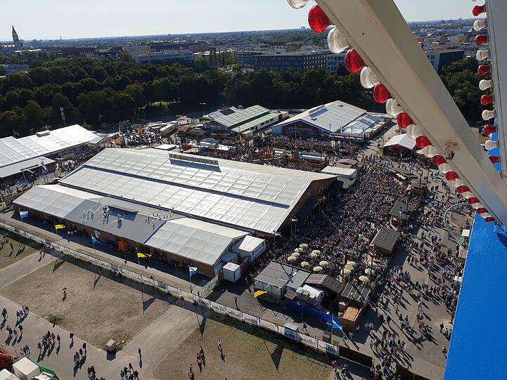 Mei schee! Der Blick auf die Wiesn aus dem Riesenrad.