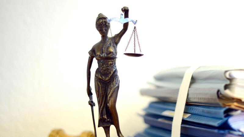 Eine Justitiafigur steht zwischen Aktenordnern und einem Richterhammer. Foto: Volker Hartmann/dpa/Archivbild Eine Justitiafigur steht zwischen Aktenordnern und einem Richterhammer. Foto: Volker Hartmann/dpa/Archivbild