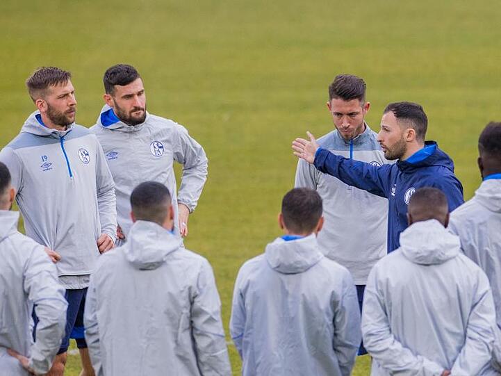 Schalke-Trainer Domenico Tedesco (r) bereitet seine Spieler auf Manchester City vor.