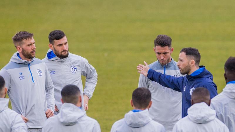 Schalke-Trainer Domenico Tedesco (r) bereitet seine Spieler auf Manchester City vor. Schalke-Trainer Domenico Tedesco (r) bereitet seine Spieler auf Manchester City vor.