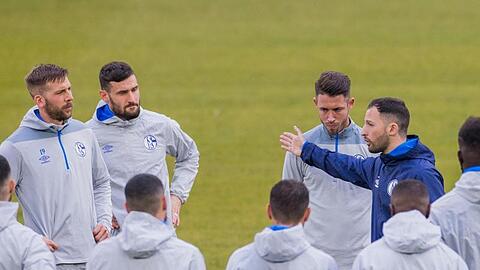 Schalke-Trainer Domenico Tedesco (r) bereitet seine Spieler auf Manchester City vor.