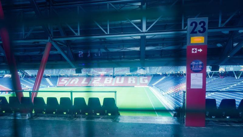 Wegen einer Orkanwarnung wurde das Spiel von Eintracht Frankfurt bei Red Bull Salzburg um einen Tag verlegt. Wegen einer Orkanwarnung wurde das Spiel von Eintracht Frankfurt bei Red Bull Salzburg um einen Tag verlegt.