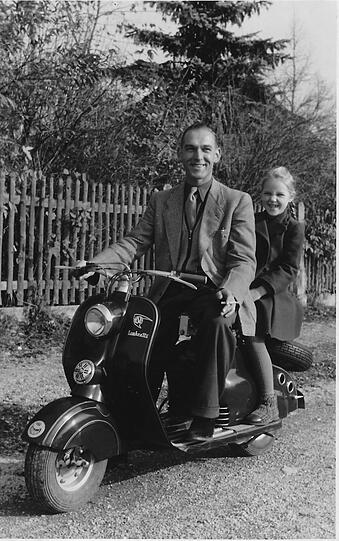 Christiana Lüdtkes Papa als stolzer Besitzer einer Lambretta.