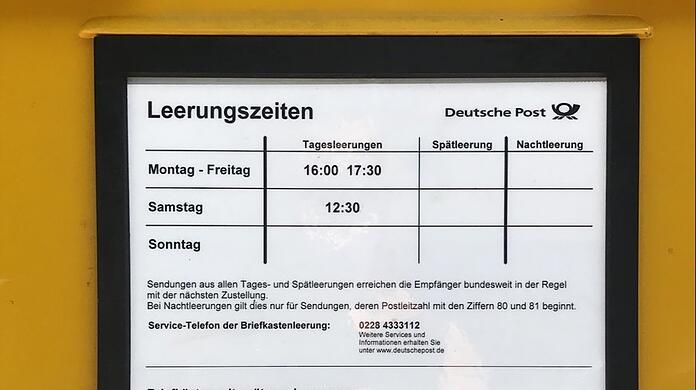 Ein Briefkasten in Schwabing. Hier wird künftig früher geleert – und nach Germering verwiesen.