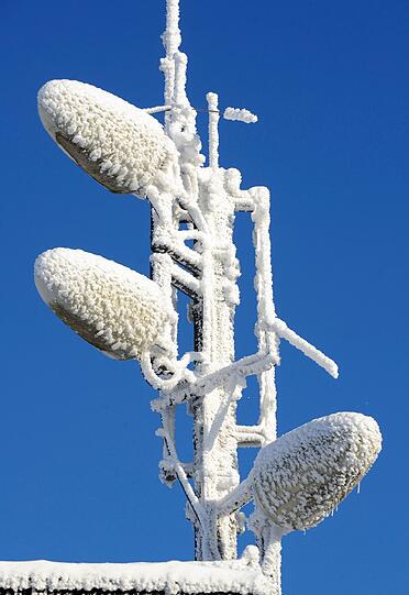 Bald kein Empfang mehr? Eine Antennenanlage ist auf dem 971 Meter hoch gelegenen Wurmberg bei Braunlage im Oberharz komplett vereist. In den nächsten Tagen sollen hier  die Temperaturen im zweistelligen Minusbereich liegen.
