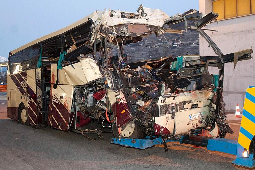 Horror-Unfall in der Schweiz: Die Bilder vom verunglückten Bus. Bei dem Crash kame 28 Menschen ums Leben - darunter 22 Kinder