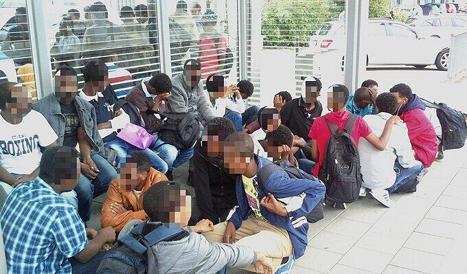 Das Foto vom 12.08.2014 zeigt illegal eingereiste Menschen am Bahnhof in Rosenheim.