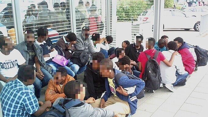 Das Foto vom 12.08.2014 zeigt illegal eingereiste Menschen am Bahnhof in Rosenheim. Das Foto vom 12.08.2014 zeigt illegal eingereiste Menschen am Bahnhof in Rosenheim.
