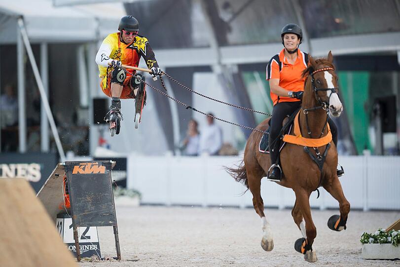 Skijöring-Show während eines Springreitturniers in St. Moritz.