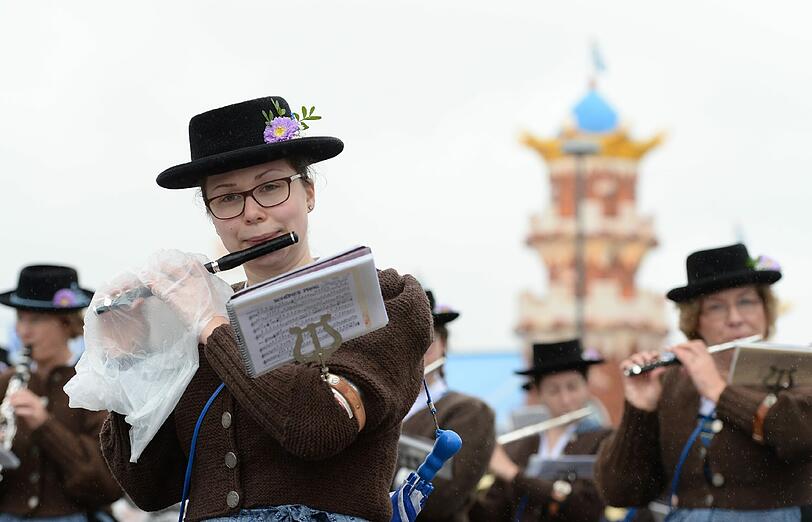 Der erste Wiesn-Sonntag gehört den Trachtlern und dem traditionellen Umzug. In den Zelten ging's gemütlicher zu als beim Anstich. Die Bilder von Tag 2 zum Durchklicken.