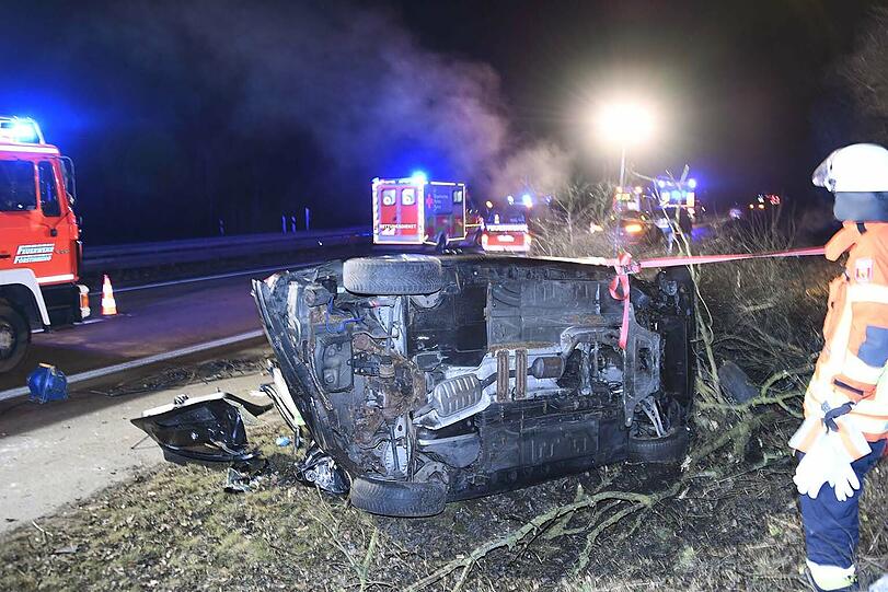 Der BMW landete nach dem Crash auf der Seite....
