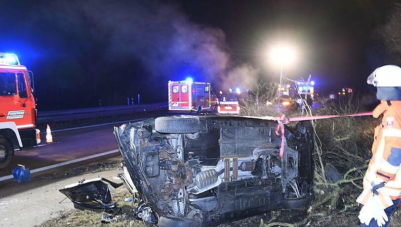 Der BMW landete nach dem Crash auf der Seite.... Der BMW landete nach dem Crash auf der Seite....