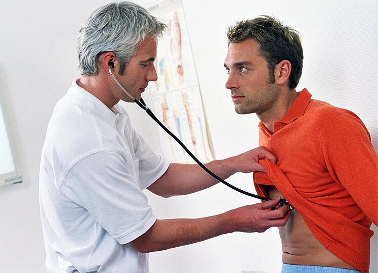 Dürfen Ärzte wirklich nur noch behandeln, wenn der Patient eine E-Card hat? (Symbolbild)