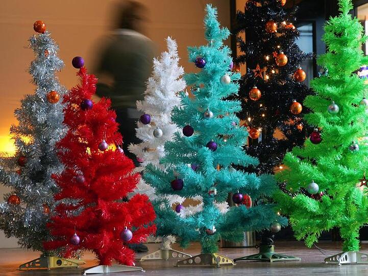 Muss man mögen: Farbige Weihnachtsbäume aus Plastik.