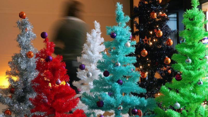 Muss man mögen: Farbige Weihnachtsbäume aus Plastik. Muss man mögen: Farbige Weihnachtsbäume aus Plastik.