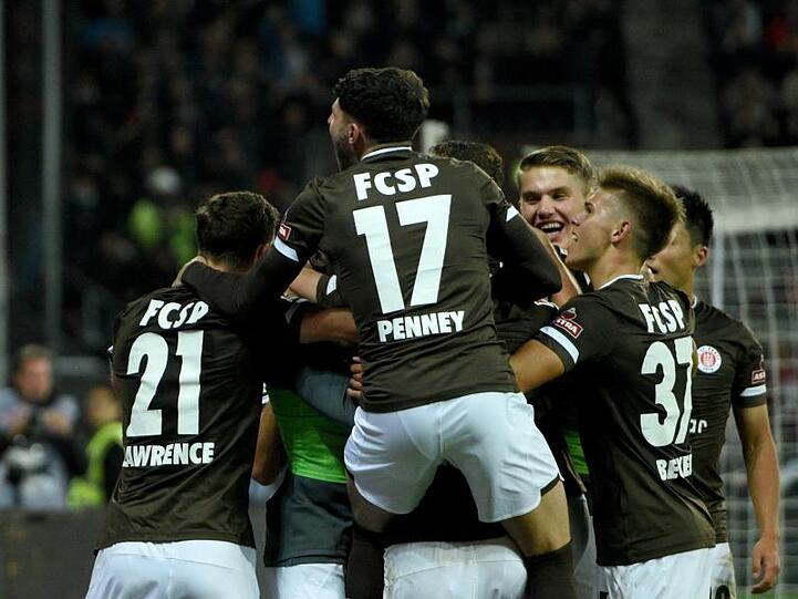 Die Spieler vom FC St. Pauli bejubeln das Tor zum 2:0 im Spiel gegen den Hamburger SV.