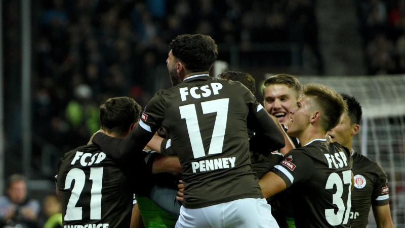 Die Spieler vom FC St. Pauli bejubeln das Tor zum 2:0 im Spiel gegen den Hamburger SV. Die Spieler vom FC St. Pauli bejubeln das Tor zum 2:0 im Spiel gegen den Hamburger SV.