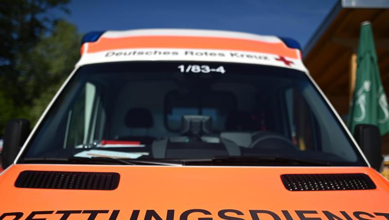 Die Aufschrift "Rettungsdienst" ist auf einem Einsatzwagen zu lesen.
