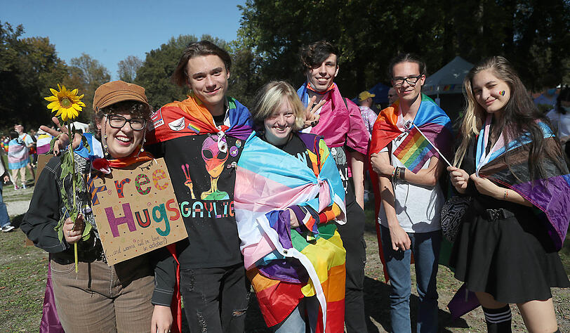 Zum CSD Niederbayern kommen viele junge Menschen, die für ihre Selbstbestimmung öffentlich eintreten.
