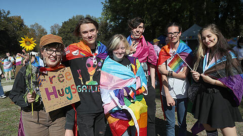 Zum CSD Niederbayern kommen viele junge Menschen, die für ihre Selbstbestimmung öffentlich eintreten.