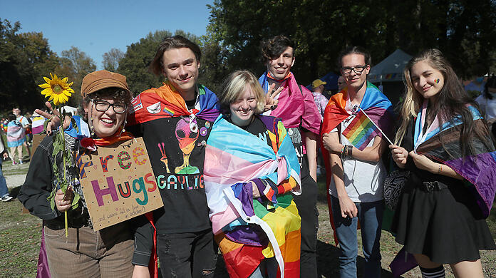 Zum CSD Niederbayern kommen viele junge Menschen, die für ihre Selbstbestimmung öffentlich eintreten.