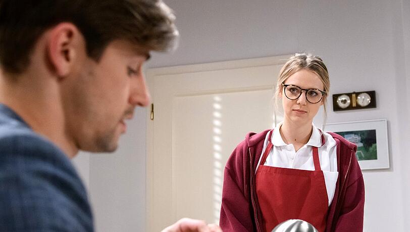 "Sturm der Liebe": Josie gelingt es nicht, Paul die Hypnose auszureden.