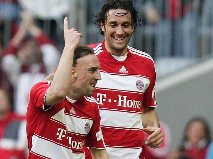 Franck Ribery (l) und Luca Toni vom FC Bayern München jubeln über Riberys 3:1.